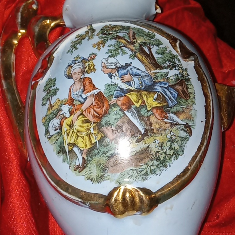 Antique 17th century motif ()George and Martha washington. Lamp/statue/ vase?